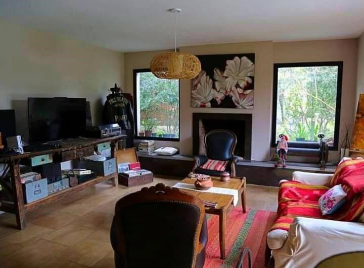 Casa · 300m² · 6 Ambientes · 2 Cocheras