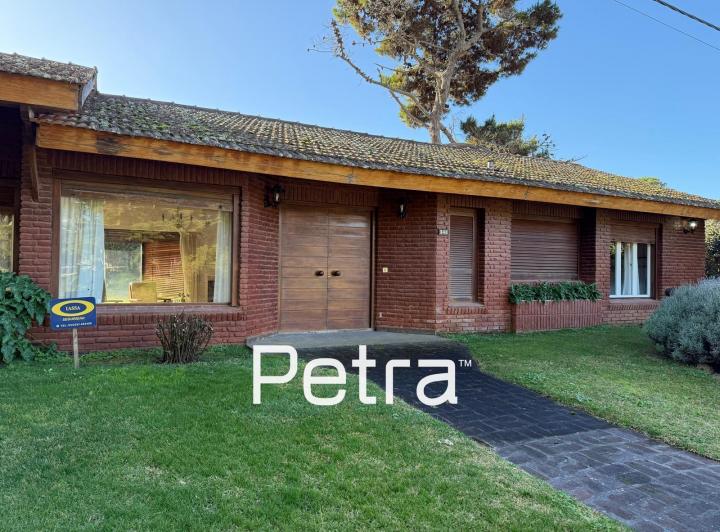 Casa · 180m² · 6 Ambientes · 4 Cocheras
