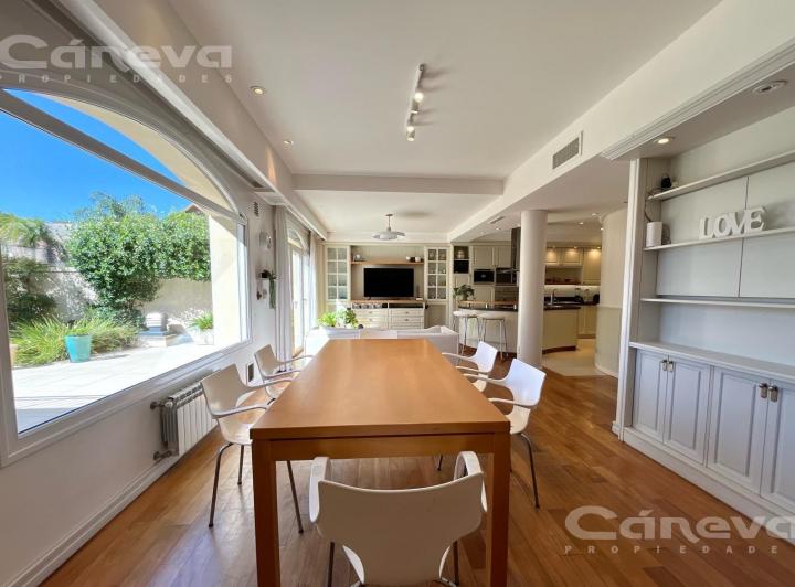 Casa · 660m² · 5 Ambientes · 6 Cocheras