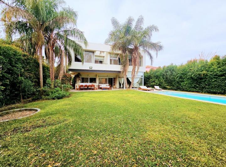 Casa · 350m² · 8 Ambientes · 3 Cocheras