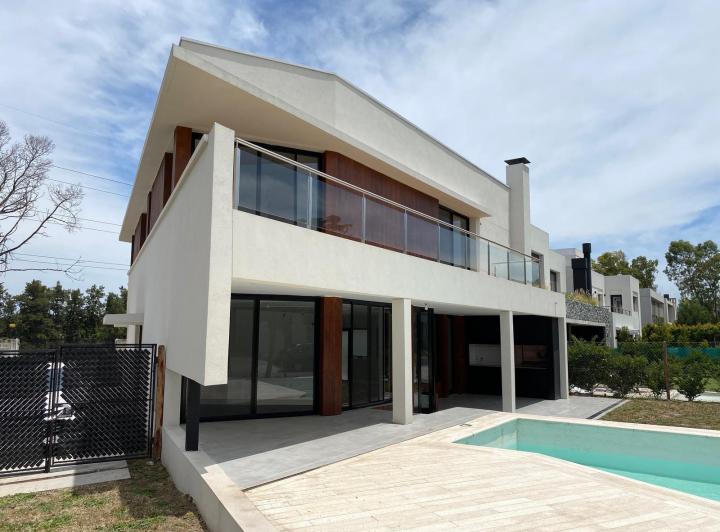 Casa · 265m² · 6 Ambientes · 2 Cocheras