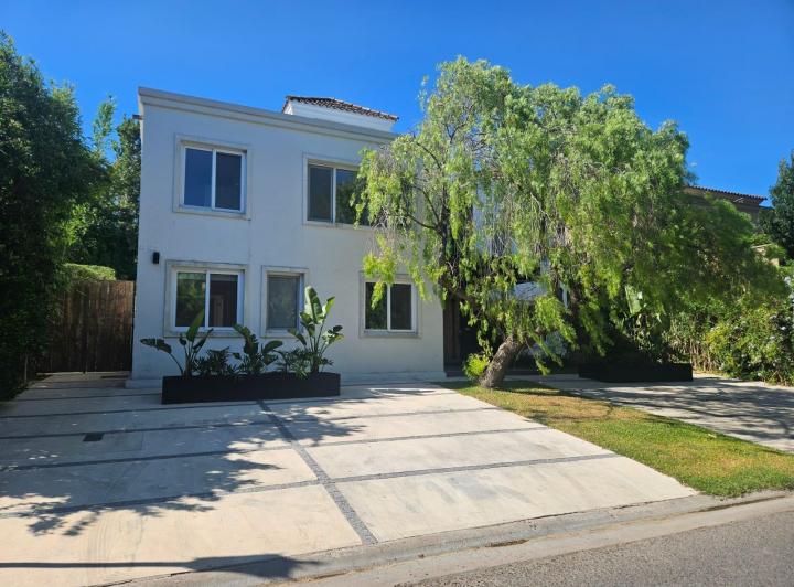 Casa · 370m² · 9 Ambientes · 5 Cocheras