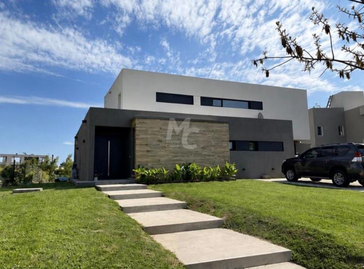 Casa · 306m² · 5 Ambientes · 2 Cocheras