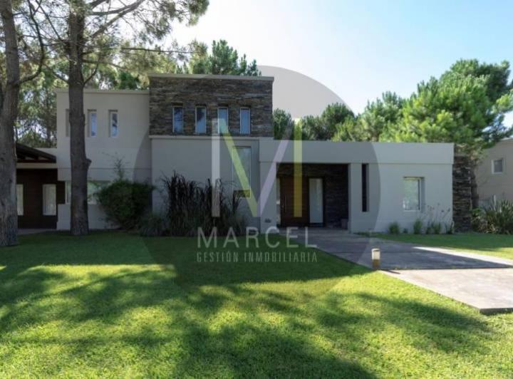 Casa · 370m² · 6 Ambientes · 1 Cochera
