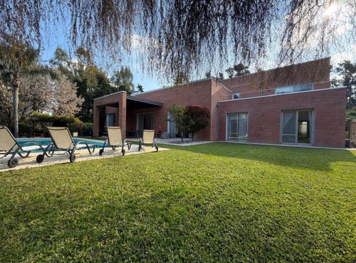 Casa · 375m² · 8 Ambientes · 2 Cocheras