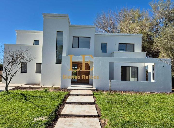 Casa · 290m² · 4 Ambientes · 5 Cocheras