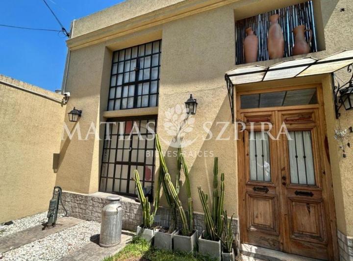 Casa · 214m² · 5 Ambientes · 2 Cocheras