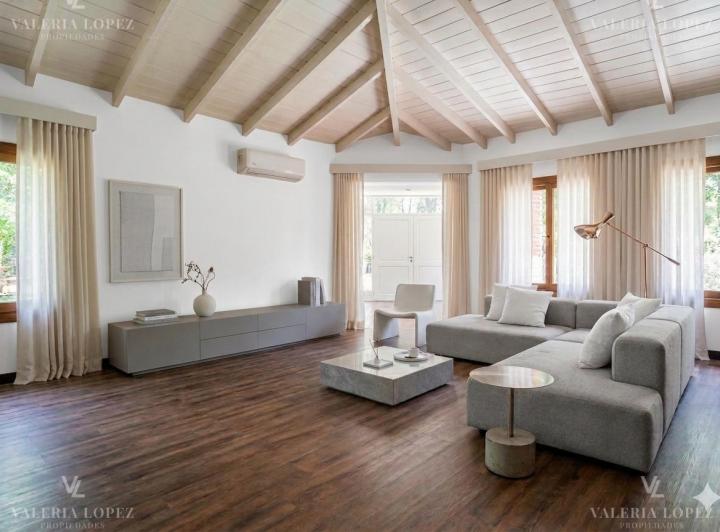 Casa · 700m² · 8 Ambientes · 4 Cocheras