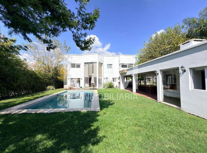 Casa · 156m² · 4 Ambientes · 3 Cocheras