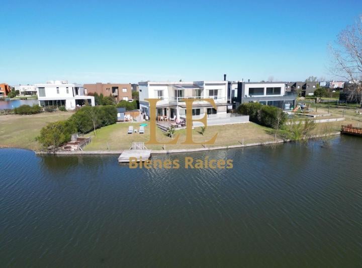 Casa · 375m² · 5 Ambientes · 6 Cocheras