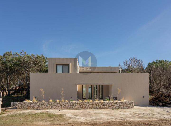 Casa · 319m² · 6 Ambientes · 1 Cochera