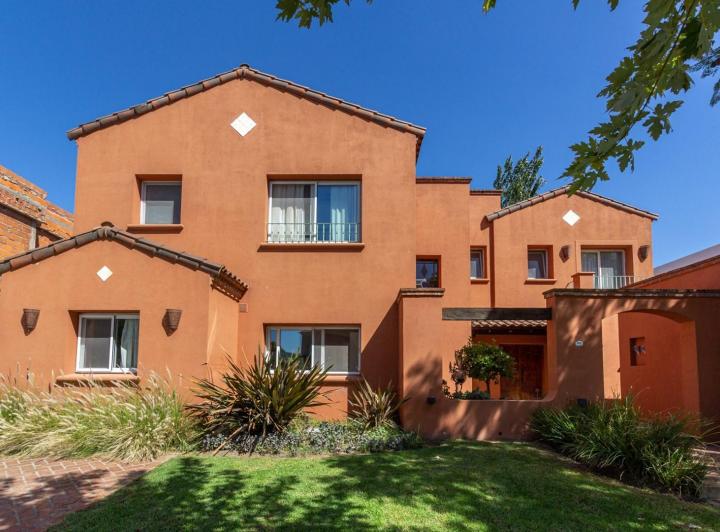Casa · 360m² · 8 Ambientes · 4 Cocheras