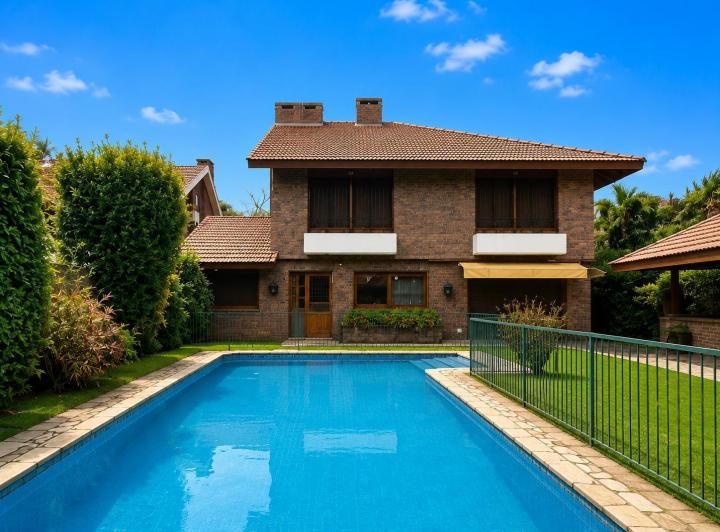 Casa · 560m² · 6 Ambientes · 6 Cocheras