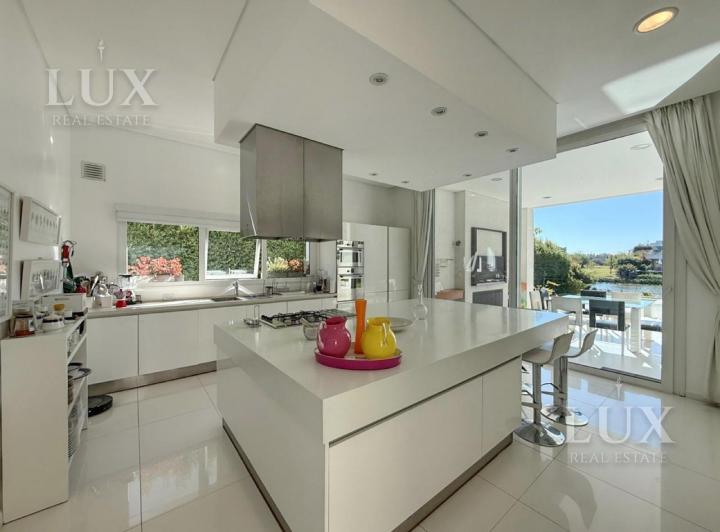 Casa · 460m² · 7 Ambientes · 3 Cocheras