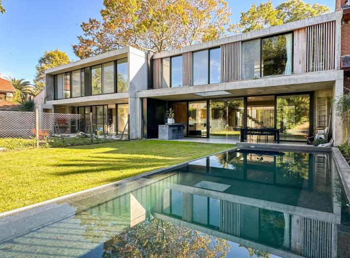 Casa · 210m² · 6 Ambientes · 3 Cocheras
