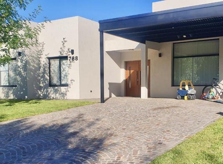 Casa · 205m² · 6 Ambientes · 2 Cocheras