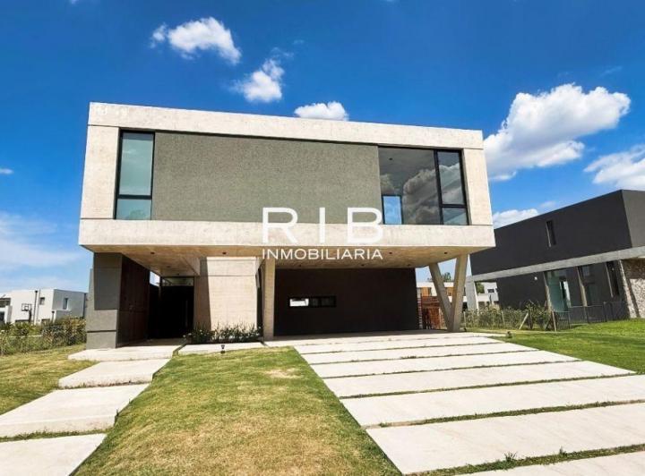 Casa · 277m² · 5 Ambientes · 2 Cocheras