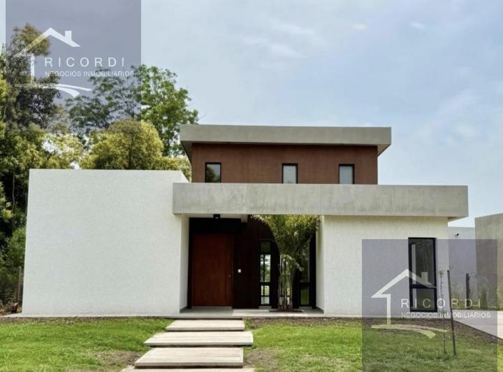 Casa · 169m² · 4 Ambientes · 2 Cocheras