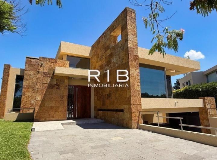 Casa · 428m² · 5 Ambientes · 8 Cocheras