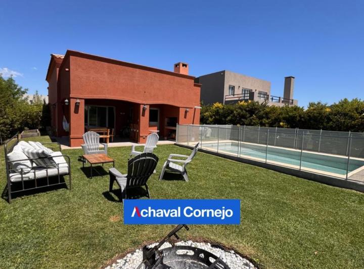 Casa · 131m² · 4 Ambientes · 2 Cocheras
