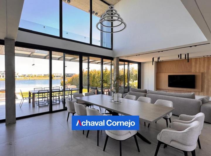 Casa · 326m² · 7 Ambientes · 4 Cocheras