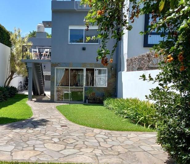 Casa · 302m² · 6 Ambientes · 2 Cocheras