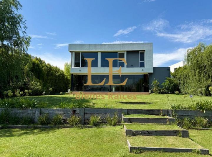 Casa · 290m² · 3 Ambientes · 6 Cocheras