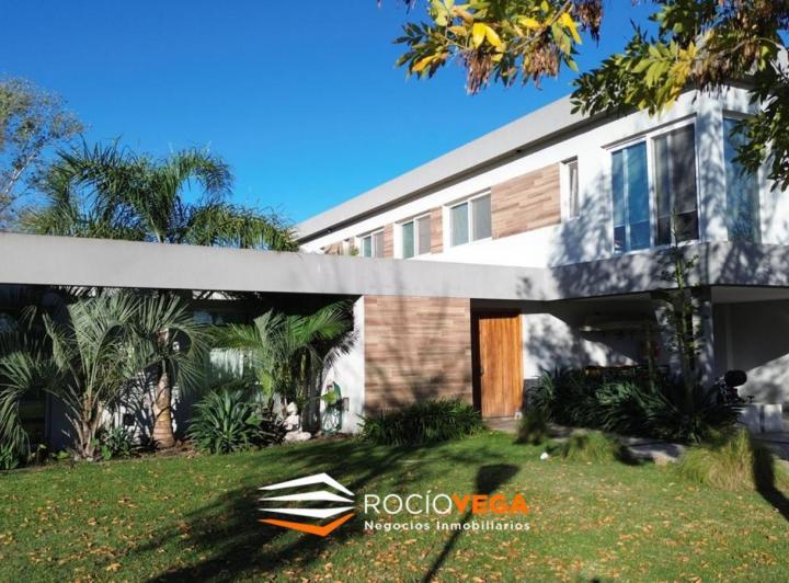 Casa · 403m² · 6 Ambientes · 6 Cocheras