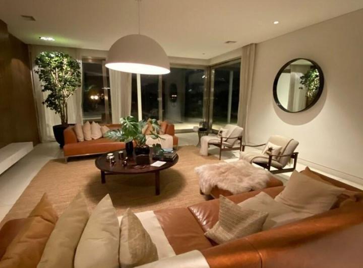 Casa · 450m² · 7 Ambientes · 1 Cochera