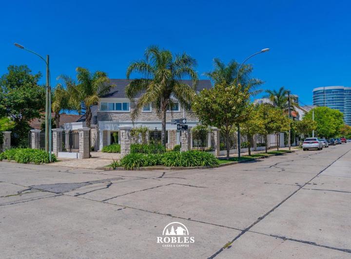 Casa · 450m² · 6 Ambientes · 2 Cocheras