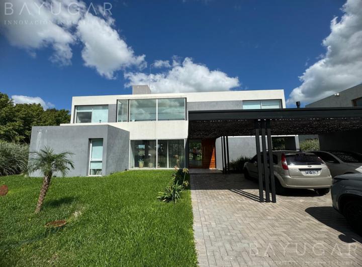 Casa · 260m² · 4 Ambientes · 4 Cocheras
