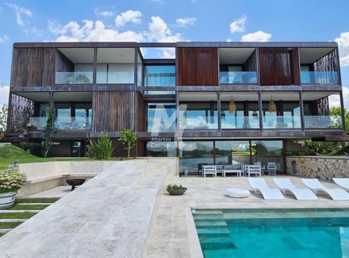 Casa · 600m² · 4 Ambientes · 2 Cocheras