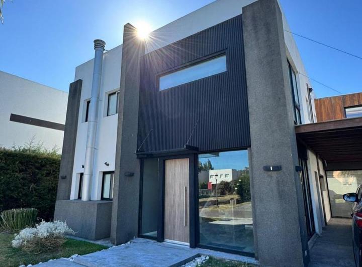Casa · 330m² · 8 Ambientes