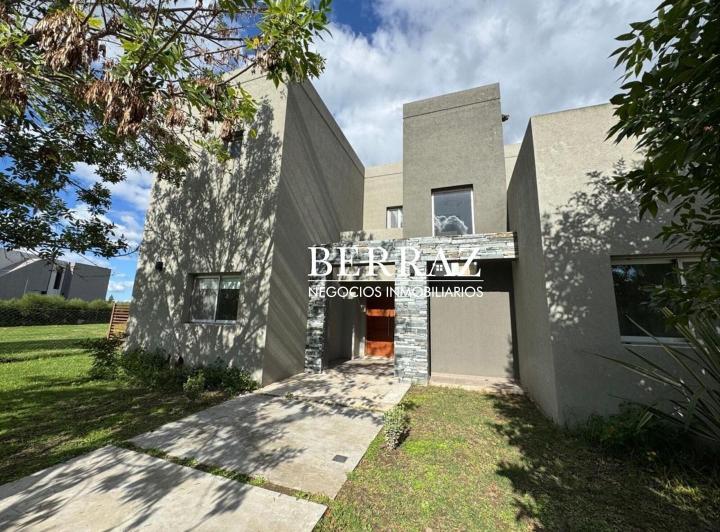 Casa · 230m² · 5 Dormitorios · 2 Cocheras