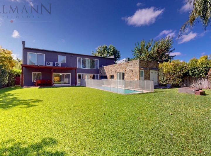 Casa · 251m² · 6 Ambientes · 2 Cocheras