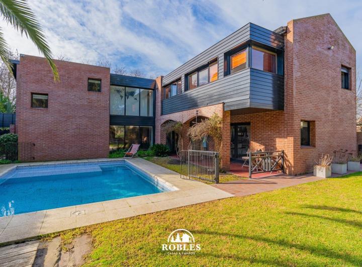 Casa · 376m² · 6 Ambientes · 1 Cochera