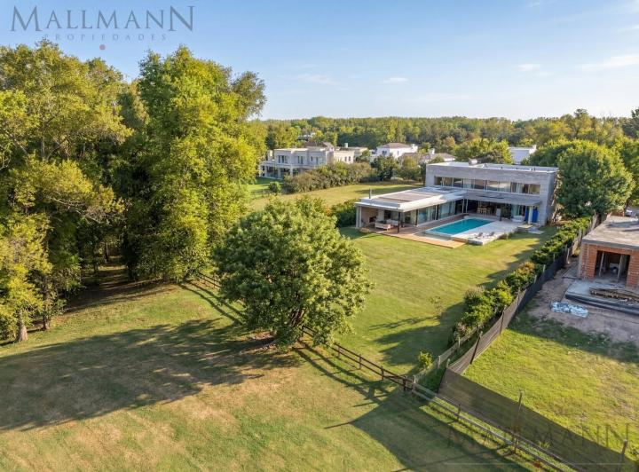 Casa · 300m² · 5 Ambientes · 2 Cocheras