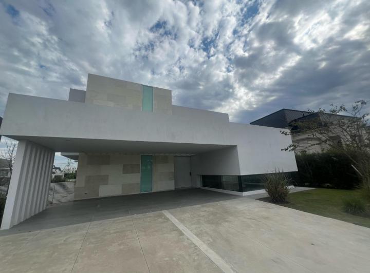 Casa · 400m² · 5 Ambientes · 3 Cocheras