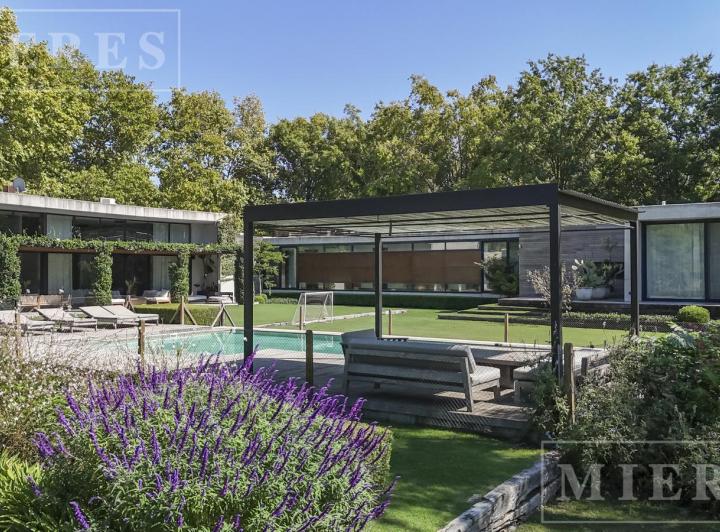 Casa · 681m² · 8 Ambientes · 4 Cocheras