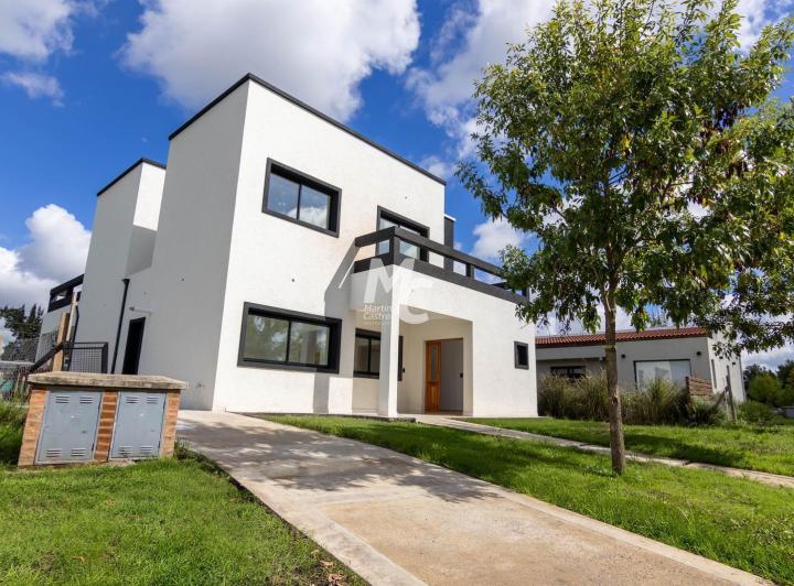 Casa · 267m² · 6 Ambientes · 2 Cocheras
