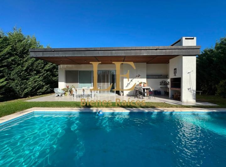 Casa · 200m² · 5 Ambientes · 4 Cocheras