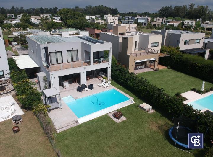 Casa · 228m² · 6 Ambientes · 4 Cocheras