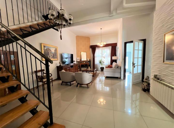 Casa · 214m² · 5 Ambientes · 2 Cocheras