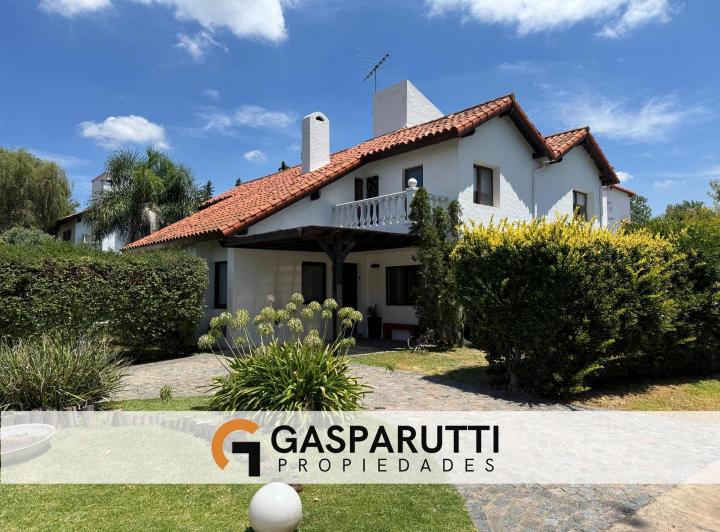 Casa · 230m² · 4 Ambientes · 2 Cocheras
