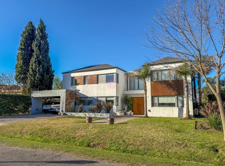 Casa · 350m² · 5 Ambientes · 1 Cochera