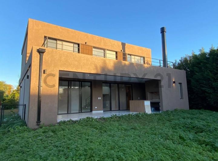 Casa · 230m² · 5 Ambientes · 3 Cocheras