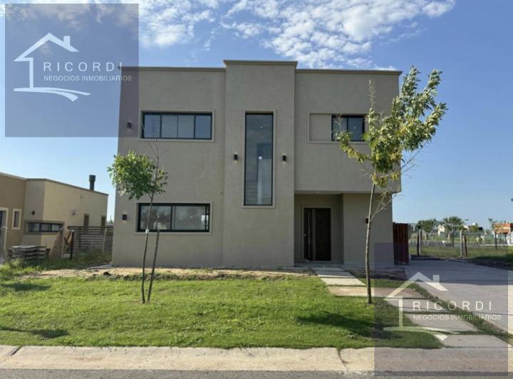 Casa · 140m² · 5 Ambientes · 2 Cocheras