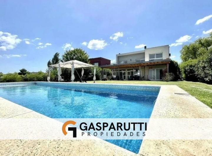 Casa · 290m² · 5 Ambientes · 6 Cocheras