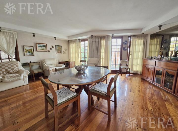Casa · 228m² · 5 Ambientes · 1 Cochera