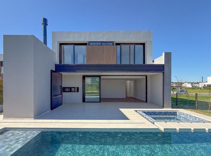 Casa · 243m² · 5 Ambientes · 2 Cocheras